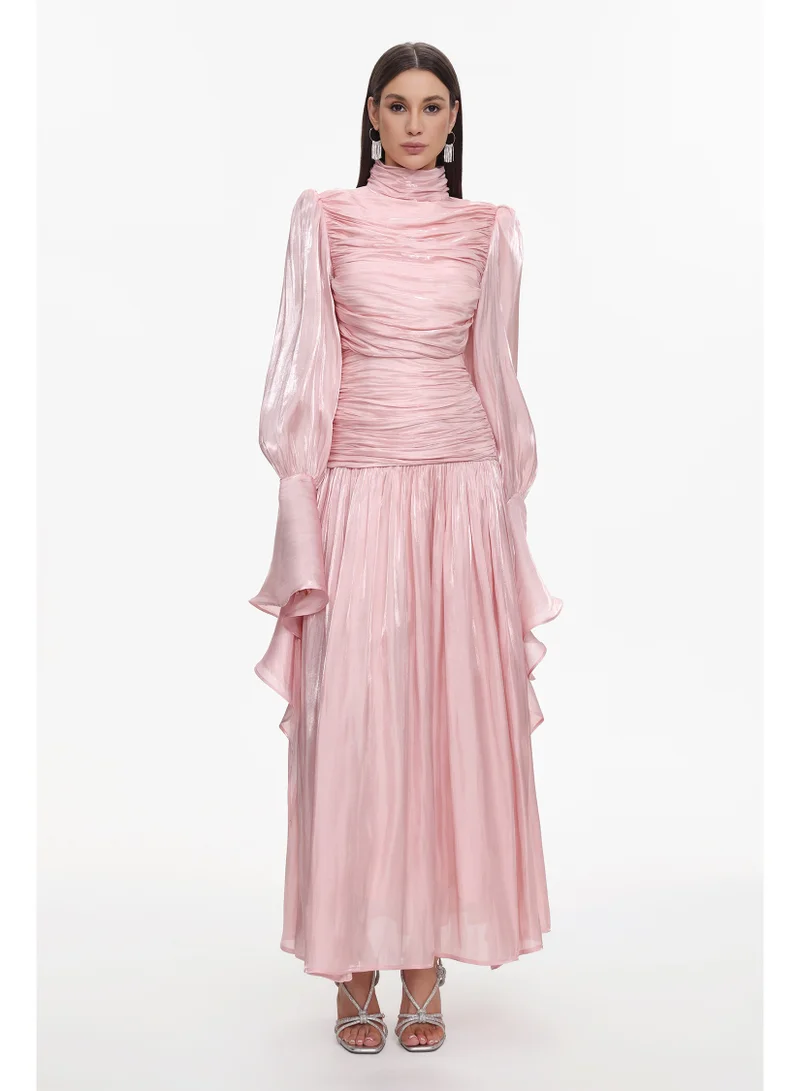 بيلا بارنيت فستان ماكسي طويل الأكمام من فيكي ريزورت، يبرز الخصر، مصنوع من قماش منسوج مكشكش